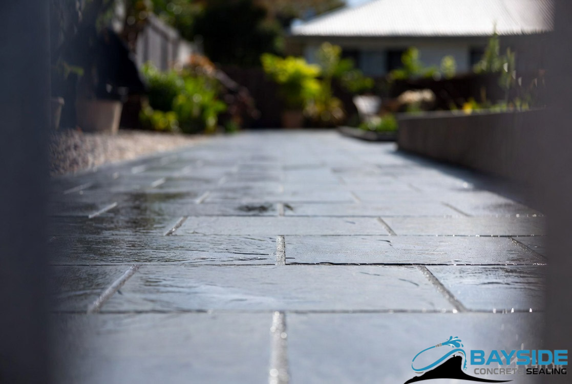Sealed natural slate paving protected against staining